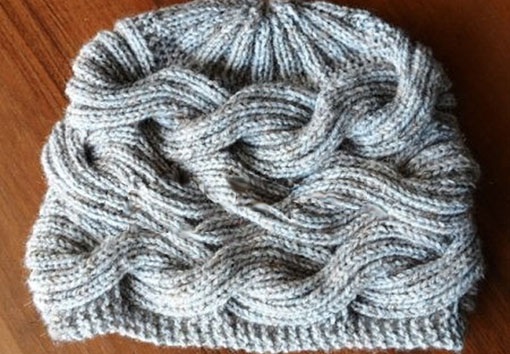 Gestrickte Damenmützen. Wie man eine Beanie strickt, mit Umschlag, voluminös, Winter, mit Arans, Querzopf. Schemata mit Modellbeschreibung