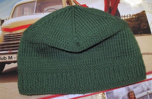 Gestrickte Damenmützen. Wie man eine Beanie strickt, mit Umschlag, voluminös, Winter, mit Arans, Querzopf. Schemata mit Modellbeschreibung