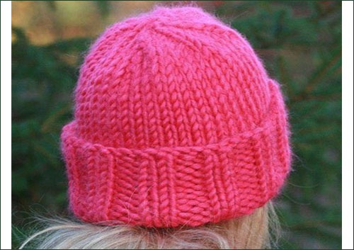 Gestrickte Damenmützen. Wie man eine Beanie strickt, mit Umschlag, voluminös, Winter, mit Arans, Querzopf. Schemata mit Modellbeschreibung