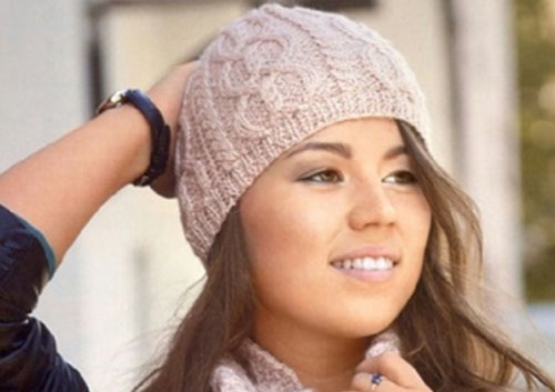 Gestrickte Damenmützen. Wie man eine Beanie strickt, mit Umschlag, voluminös, Winter, mit Arans, Querzopf. Schemata mit Modellbeschreibung