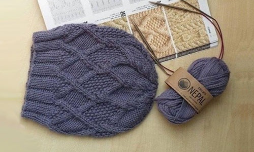 Gestrickte Damenmützen. Wie man eine Beanie strickt, mit Umschlag, voluminös, Winter, mit Arans, Querzopf. Schemata mit Modellbeschreibung