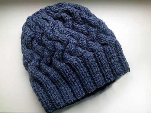 Gestrickte Damenmützen. Wie man eine Beanie strickt, mit Umschlag, voluminös, Winter, mit Arans, Querzopf. Schemata mit Modellbeschreibung