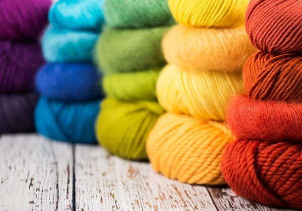 Häkelschal. Stricken lernen, Strickmuster für Anfänger. Kinderneuheiten für Jungen, Mädchen