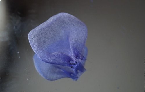 So stellen Sie Schritt für Schritt mit Ihren eigenen Händen eine Rose aus Foamiran, Kanzashi, Bändern, Stoff und Organza her. Meisterklasse, Video