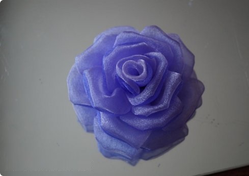 So stellen Sie Schritt für Schritt mit Ihren eigenen Händen eine Rose aus Foamiran, Kanzashi, Bändern, Stoff und Organza her. Meisterklasse, Video