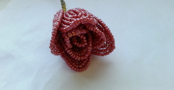 So machen Sie mit Ihren eigenen Händen eine Rose aus Perlen. Schritt-für-Schritt-Meisterkurs für Anfänger
