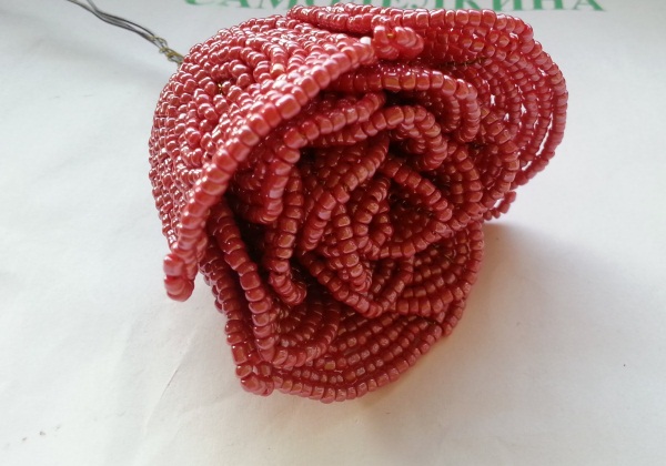 So machen Sie mit Ihren eigenen Händen eine Rose aus Perlen. Schritt-für-Schritt-Meisterkurs für Anfänger