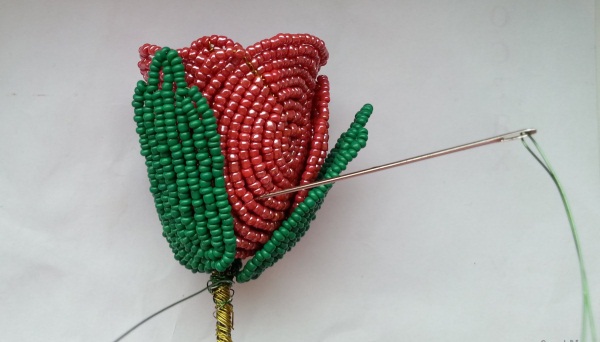 So machen Sie mit Ihren eigenen Händen eine Rose aus Perlen. Schritt-für-Schritt-Meisterkurs für Anfänger