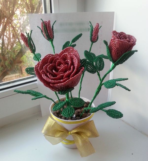 So machen Sie mit Ihren eigenen Händen eine Rose aus Perlen. Schritt-für-Schritt-Meisterkurs für Anfänger