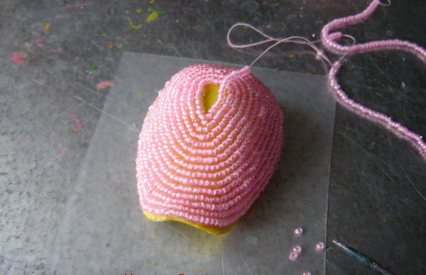 So machen Sie mit Ihren eigenen Händen eine Rose aus Perlen. Schritt-für-Schritt-Meisterkurs für Anfänger