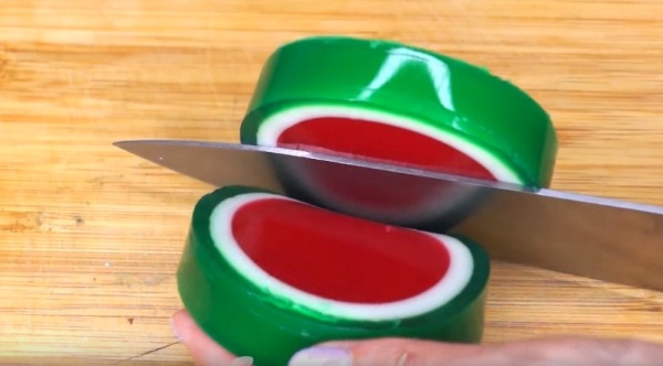 Wie man Squishies aus Papier, Schwamm, Hülle, Schaumgummi, Klebeband und Kleber herstellt, um die Feinmotorik bei Kindern zu entwickeln