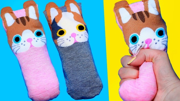 Wie man Squishies aus Papier, Schwamm, Hülle, Schaumgummi, Klebeband und Kleber herstellt, um die Feinmotorik bei Kindern zu entwickeln