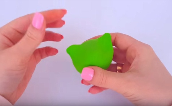 Wie man Squishies aus Papier, Schwamm, Hülle, Schaumgummi, Klebeband und Kleber herstellt, um die Feinmotorik bei Kindern zu entwickeln