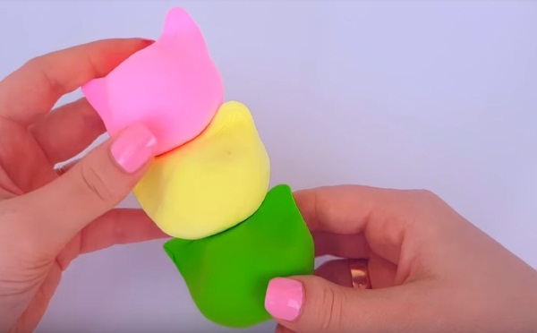 Wie man Squishies aus Papier, Schwamm, Hülle, Schaumgummi, Klebeband und Kleber herstellt, um die Feinmotorik bei Kindern zu entwickeln