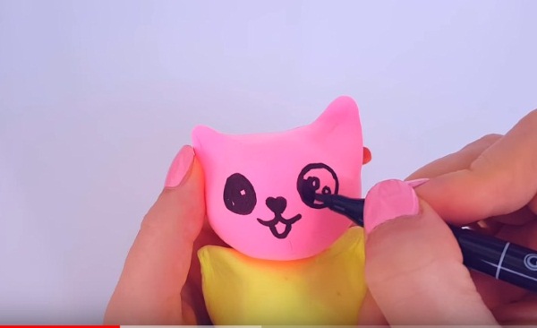 Wie man Squishies aus Papier, Schwamm, Hülle, Schaumgummi, Klebeband und Kleber herstellt, um die Feinmotorik bei Kindern zu entwickeln