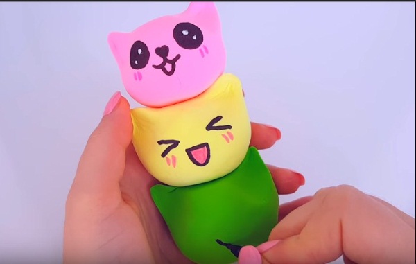 Wie man Squishies aus Papier, Schwamm, Hülle, Schaumgummi, Klebeband und Kleber herstellt, um die Feinmotorik bei Kindern zu entwickeln
