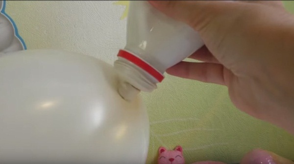 Wie man Squishies aus Papier, Schwamm, Hülle, Schaumgummi, Klebeband und Kleber herstellt, um die Feinmotorik bei Kindern zu entwickeln