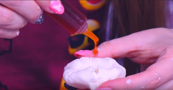 Wie man Squishies aus Papier, Schwamm, Hülle, Schaumgummi, Klebeband und Kleber herstellt, um die Feinmotorik bei Kindern zu entwickeln