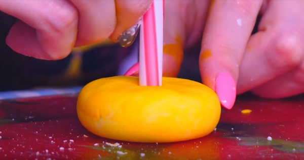 Wie man Squishies aus Papier, Schwamm, Hülle, Schaumgummi, Klebeband und Kleber herstellt, um die Feinmotorik bei Kindern zu entwickeln