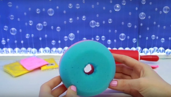 Wie man Squishies aus Papier, Schwamm, Hülle, Schaumgummi, Klebeband und Kleber herstellt, um die Feinmotorik bei Kindern zu entwickeln