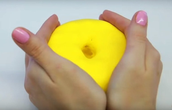 Wie man Squishies aus Papier, Schwamm, Hülle, Schaumgummi, Klebeband und Kleber herstellt, um die Feinmotorik bei Kindern zu entwickeln