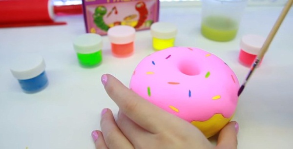Wie man Squishies aus Papier, Schwamm, Hülle, Schaumgummi, Klebeband und Kleber herstellt, um die Feinmotorik bei Kindern zu entwickeln