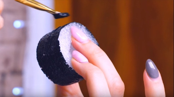 Wie man Squishies aus Papier, Schwamm, Hülle, Schaumgummi, Klebeband und Kleber herstellt, um die Feinmotorik bei Kindern zu entwickeln