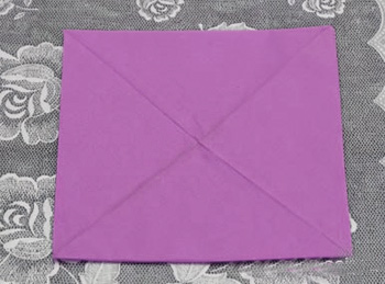 So machen Sie Schritt für Schritt mit Ihren eigenen Händen eine Blume aus einer Serviette für Anfänger. Foto