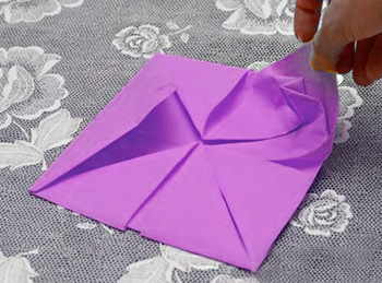 So machen Sie Schritt für Schritt mit Ihren eigenen Händen eine Blume aus einer Serviette für Anfänger. Foto