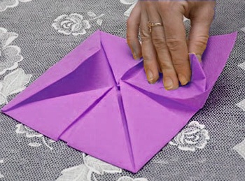 So machen Sie Schritt für Schritt mit Ihren eigenen Händen eine Blume aus einer Serviette für Anfänger. Foto