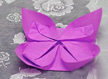 So machen Sie Schritt für Schritt mit Ihren eigenen Händen eine Blume aus einer Serviette für Anfänger. Foto