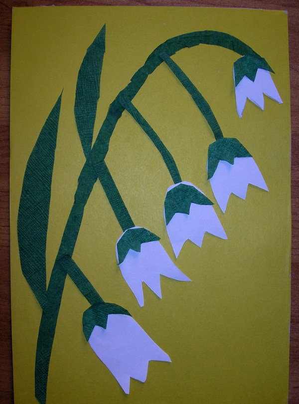 So machen Sie Schritt für Schritt mit Ihren eigenen Händen eine Blume aus einer Serviette für Anfänger. Foto