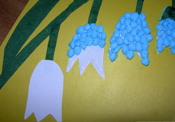 So machen Sie Schritt für Schritt mit Ihren eigenen Händen eine Blume aus einer Serviette für Anfänger. Foto