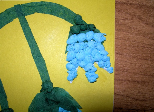 So machen Sie Schritt für Schritt mit Ihren eigenen Händen eine Blume aus einer Serviette für Anfänger. Foto