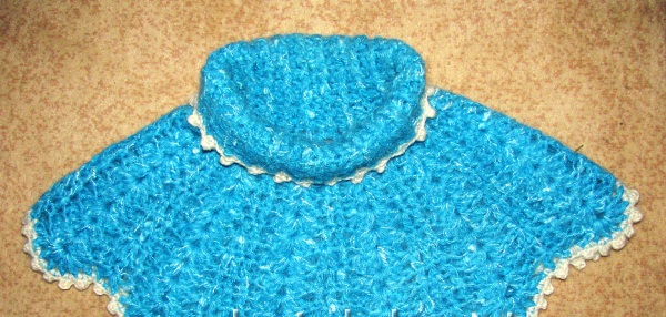 Gestricktes Lätzchen für ein Mädchen. Muster und Beschreibung für Anfänger, Kinder auf Knöpfen