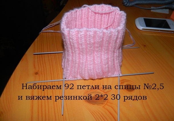 Gestricktes Lätzchen für ein Mädchen. Muster und Beschreibung für Anfänger, Kinder auf Knöpfen