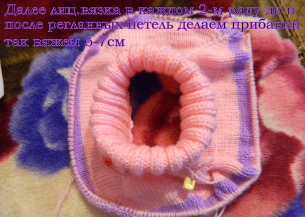 Gestricktes Lätzchen für ein Mädchen. Muster und Beschreibung für Anfänger, Kinder auf Knöpfen