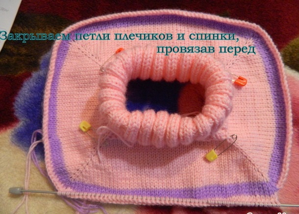 Gestricktes Lätzchen für ein Mädchen. Muster und Beschreibung für Anfänger, Kinder auf Knöpfen