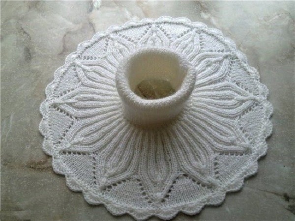 Gestricktes Lätzchen für ein Mädchen. Muster und Beschreibung für Anfänger, Kinder auf Knöpfen