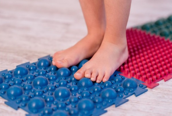 DIY-Massagematten für den Kindergarten aus Plastikflaschenverschlüssen, Kastanien, Steinen