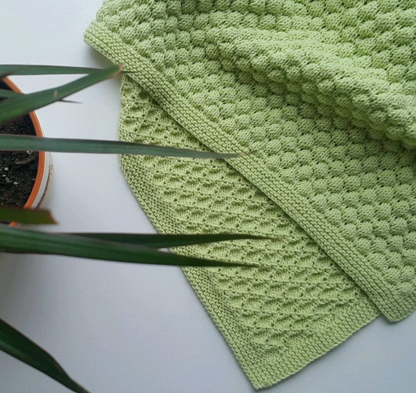 Gestrickte Decke für Neugeborene. Strickanleitungen, Muster, Diagramme mit Beschreibungen für Anfänger