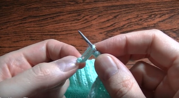 Wir stricken stylische Sachen für Kinder mit Stricknadeln, Schnittmuster mit Diagrammen für die Kleinsten. Zeichnungen mit Beschreibung. Meisterklasse, Videounterricht für Anfänger