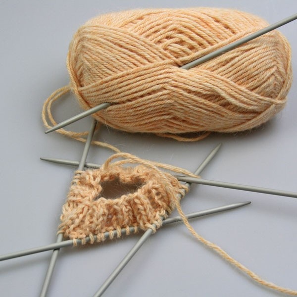 Wir stricken stylische Sachen für Kinder mit Stricknadeln, Schnittmuster mit Diagrammen für die Kleinsten. Zeichnungen mit Beschreibung. Meisterklasse, Videounterricht für Anfänger
