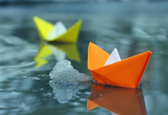 So bauen Sie mit Ihren eigenen Händen ein Papierschiff. Meisterkurs mit Fotos Schritt für Schritt