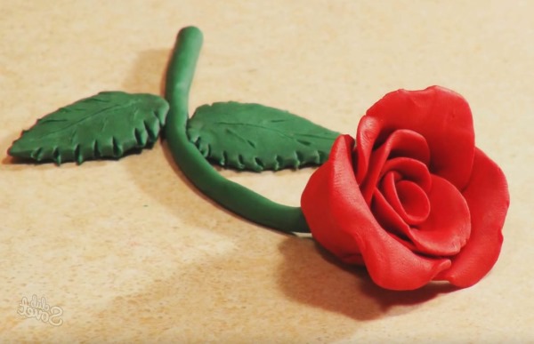 So machen Sie eine Rose aus Plastilin. Applikation auf Karton, volumetrisch. DIY Schritt-für-Schritt-Meisterkurs für Kinder