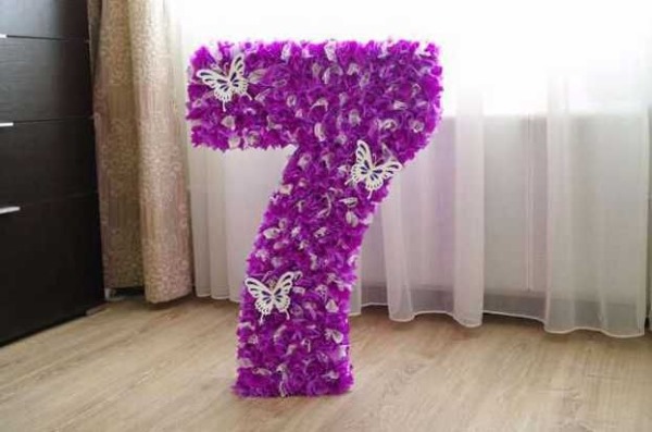 So basteln Sie eine DIY-Serviettenblume für eine Geburtstagszahl