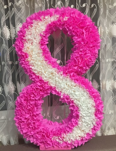 So basteln Sie eine DIY-Serviettenblume für eine Geburtstagszahl