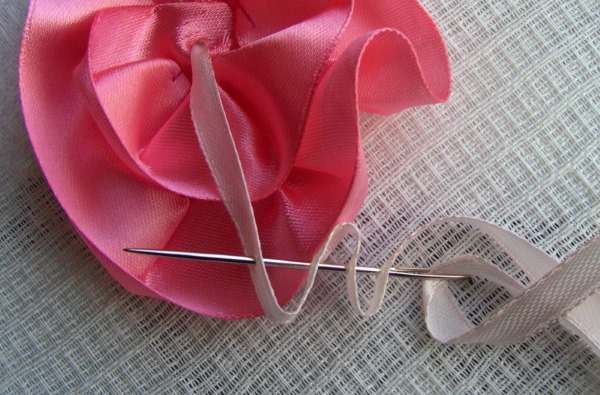 Sticken mit Bändern für Anfänger. Schritt-für-Schritt-Lektionen: Gemälde, Blumen