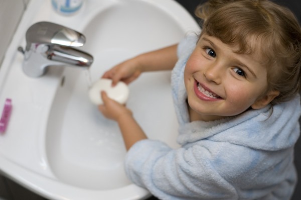 So stellen Sie aus Soda, Wasser und Borsäure ein Verdickungsmittel für Schleim ohne Natriumtetraborat her. Foto mit Beschreibung