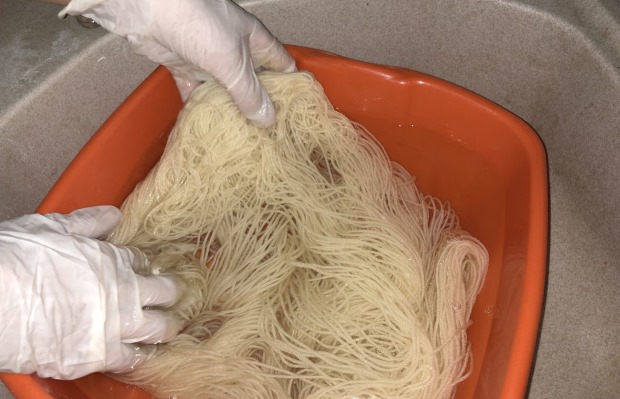 Wie man einen Poncho für Frauen und Mädchen häkelt. Schemata und Beschreibung